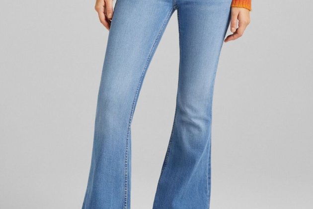Jeans acampanados de Bershka3