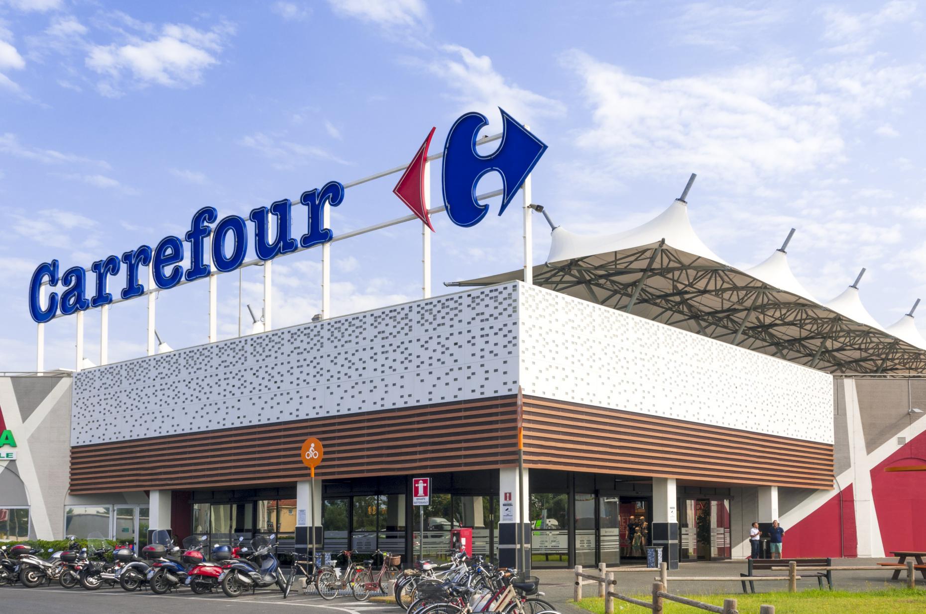 El set de mesa y sillas con un punto retro perfecto para balcones o terrazas pequeñas está en Carrefour