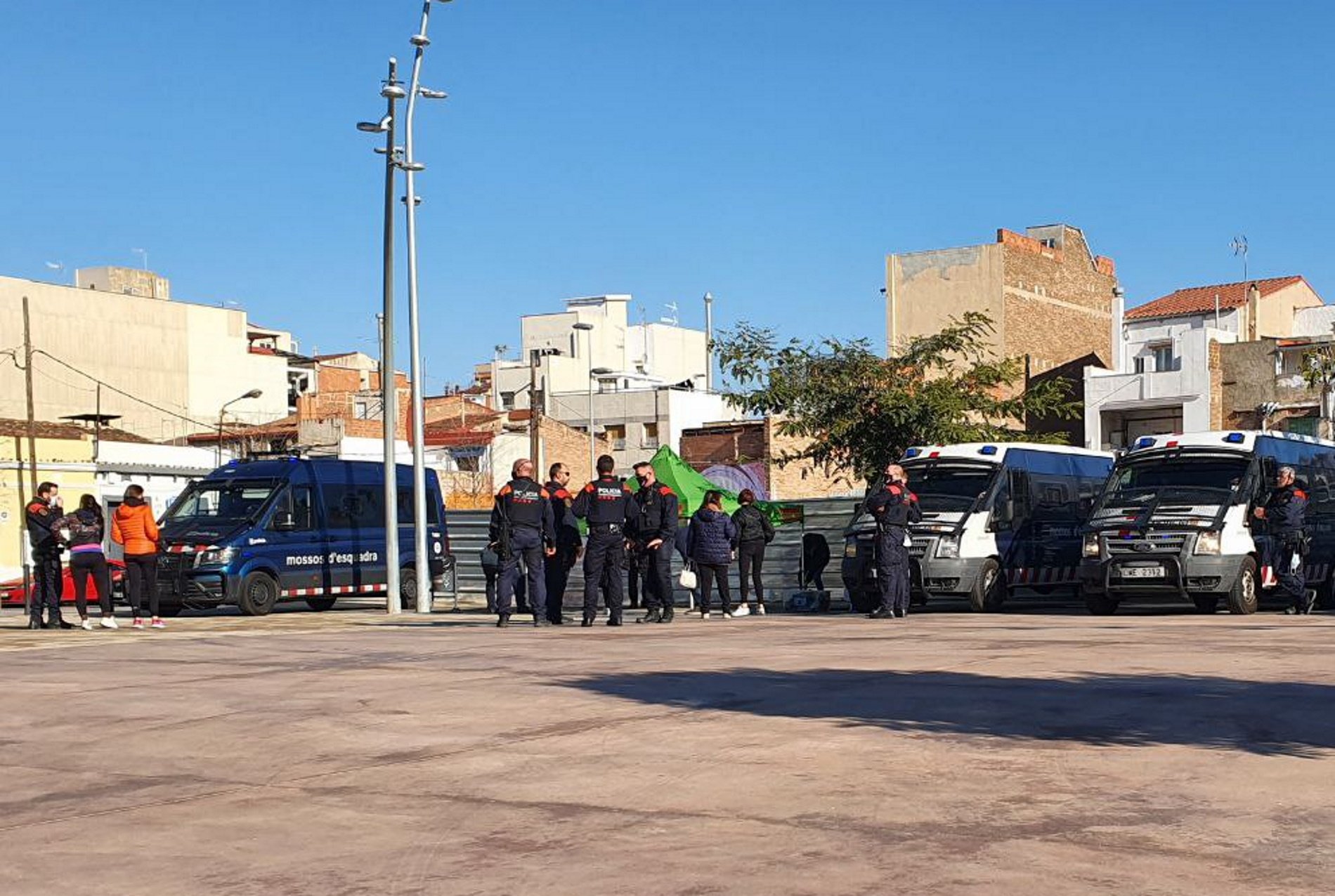 Tensió a Badalona per una carpa de Vox