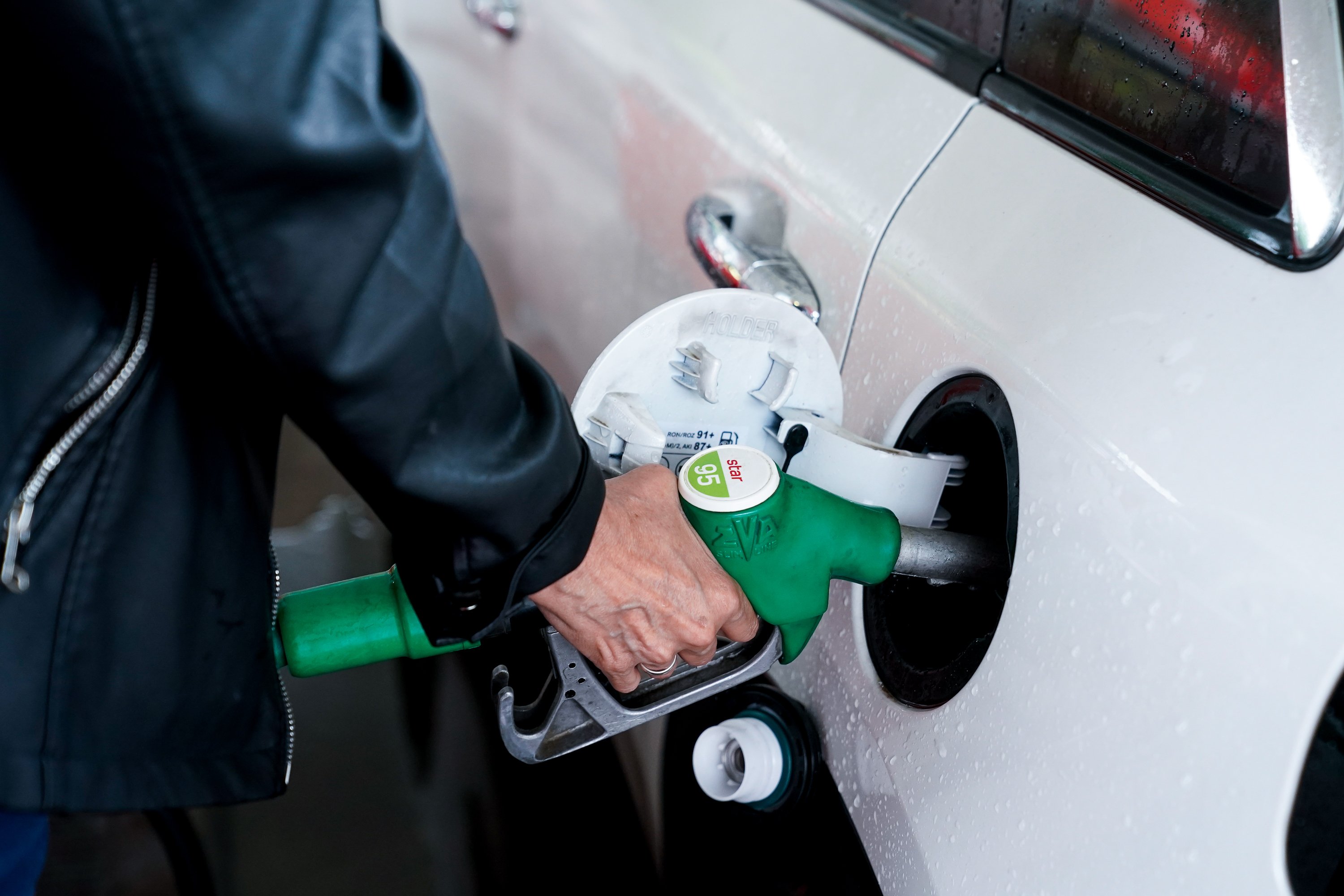 Los técnicos de Hacienda no ven que haya margen para bajar impuestos a la gasolina