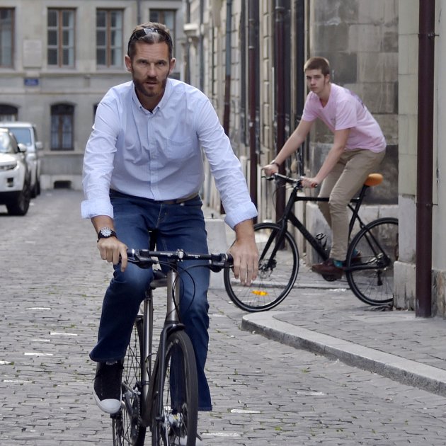 Iñaki Urdangarin y Juan Valentín en bicicleta en Suiza / GTRES Iñaki Urdangarin y Juan Valentín en bicicleta en Suiza / GTRES
