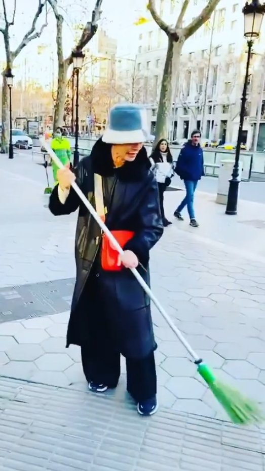 Antonia Dell'Atte Passeig de Gràcia escoba Barcelona Instagram