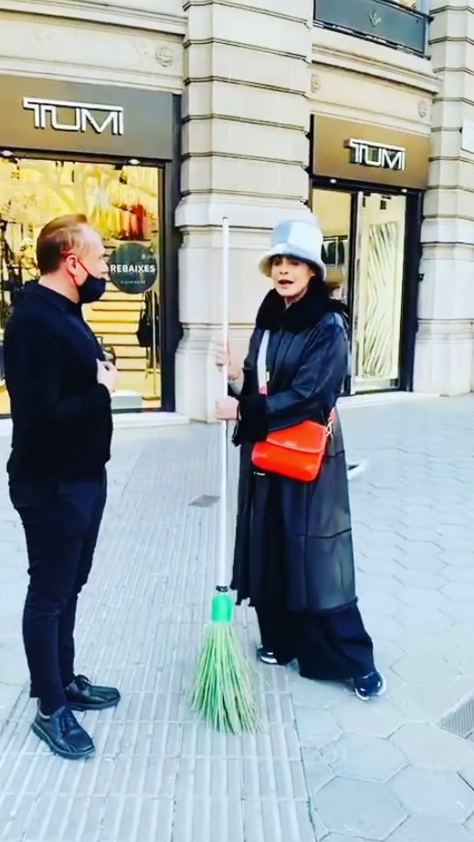 Antonia Dell'Atte Passeig de Gràcia escoba Barcelona 2 Instagram