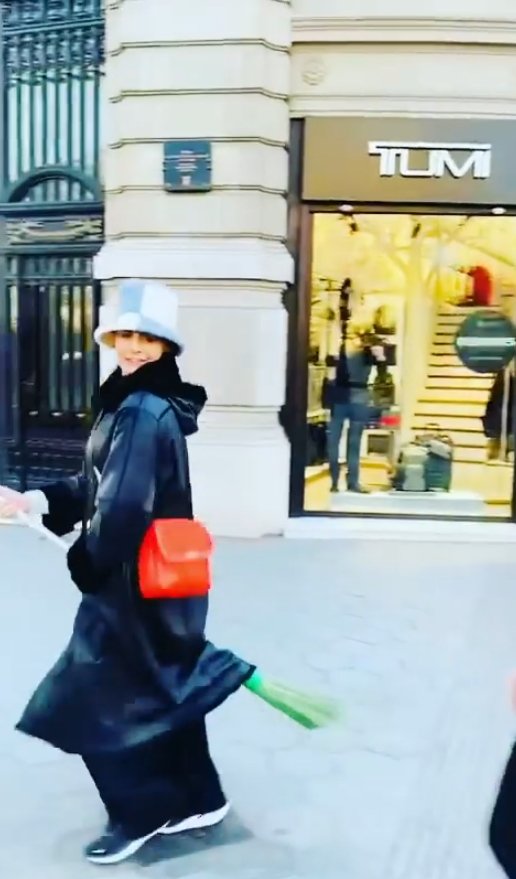 Antonia Dell'Atte Passeig de Gràcia escoba bruja Barcelona Instagram