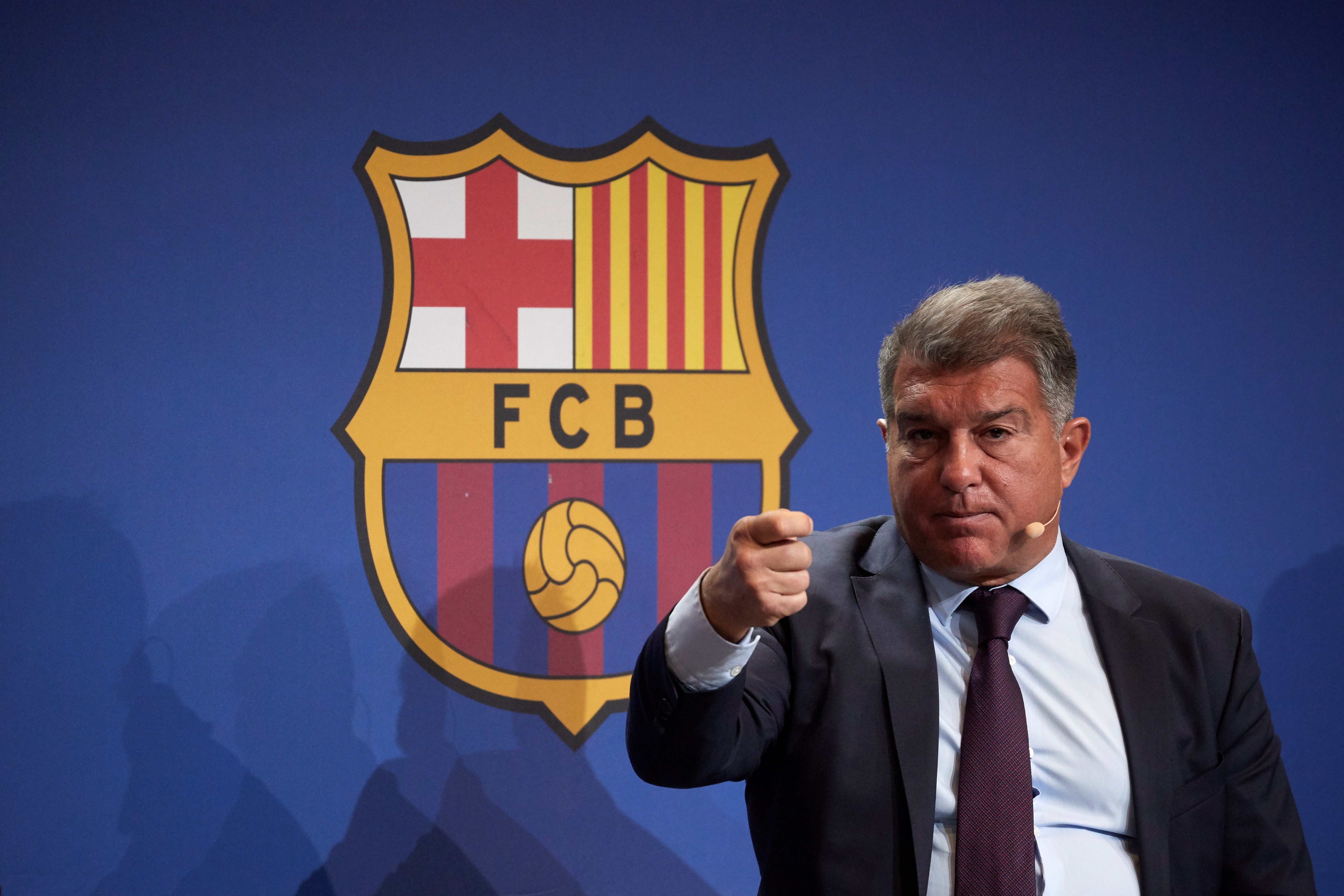 Joan Laporta reacciona a la Champions del Real Madrid y ordena pagar para que no firme con Florentino Pérez