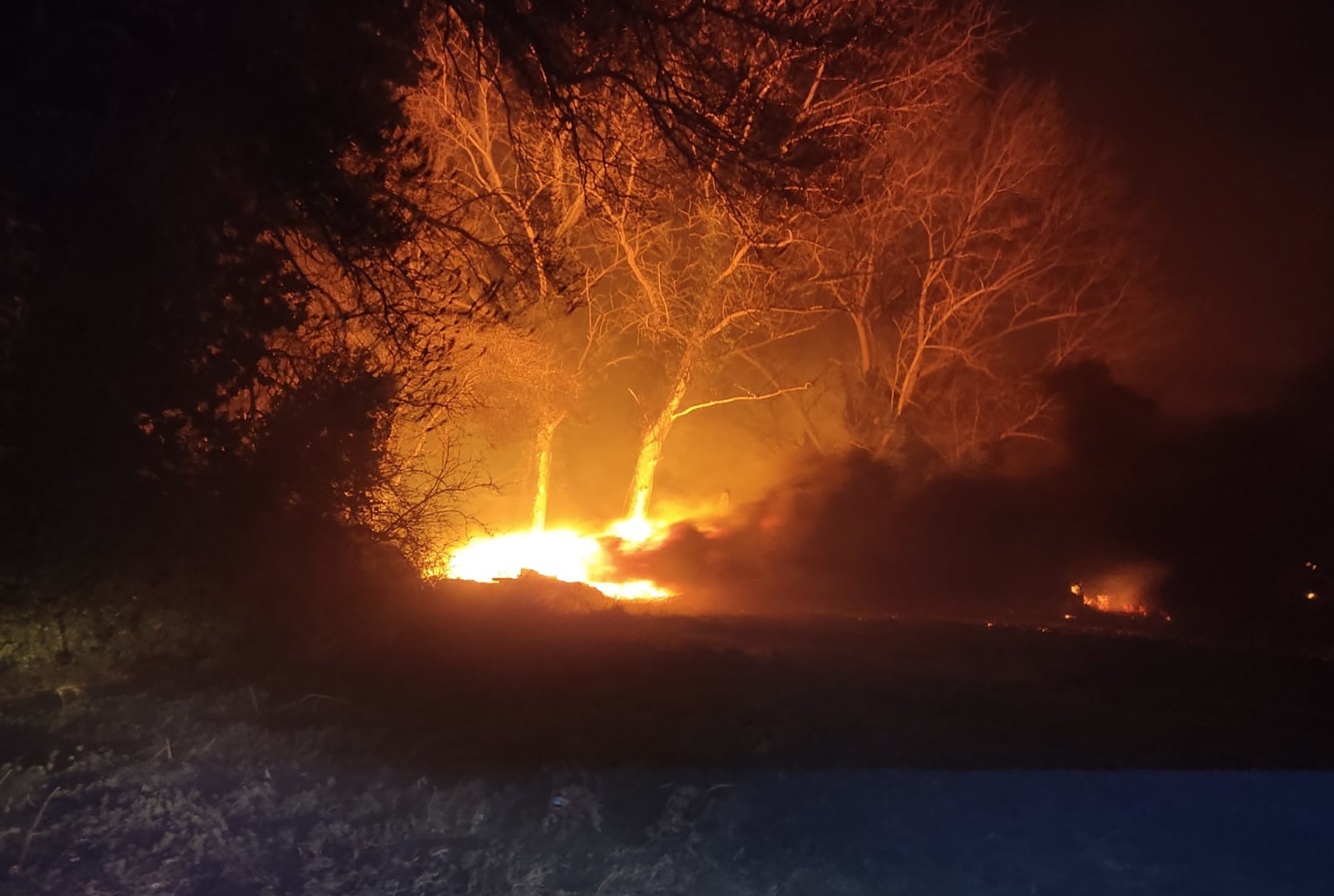 La tramuntana complica un incendi d'hivern a Peralada
