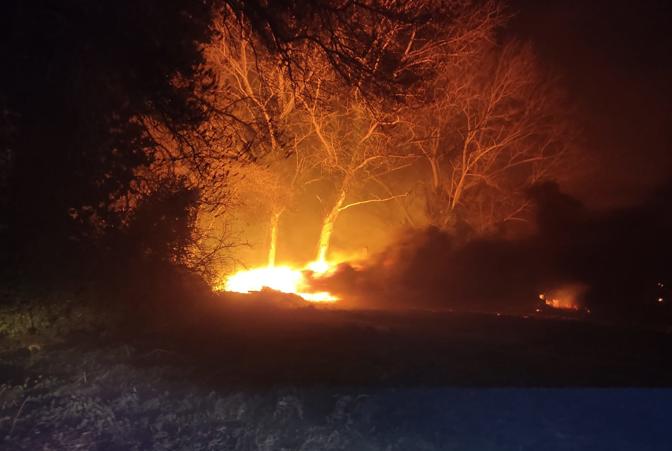 La tramontana complica un incendio de invierno en Peralada