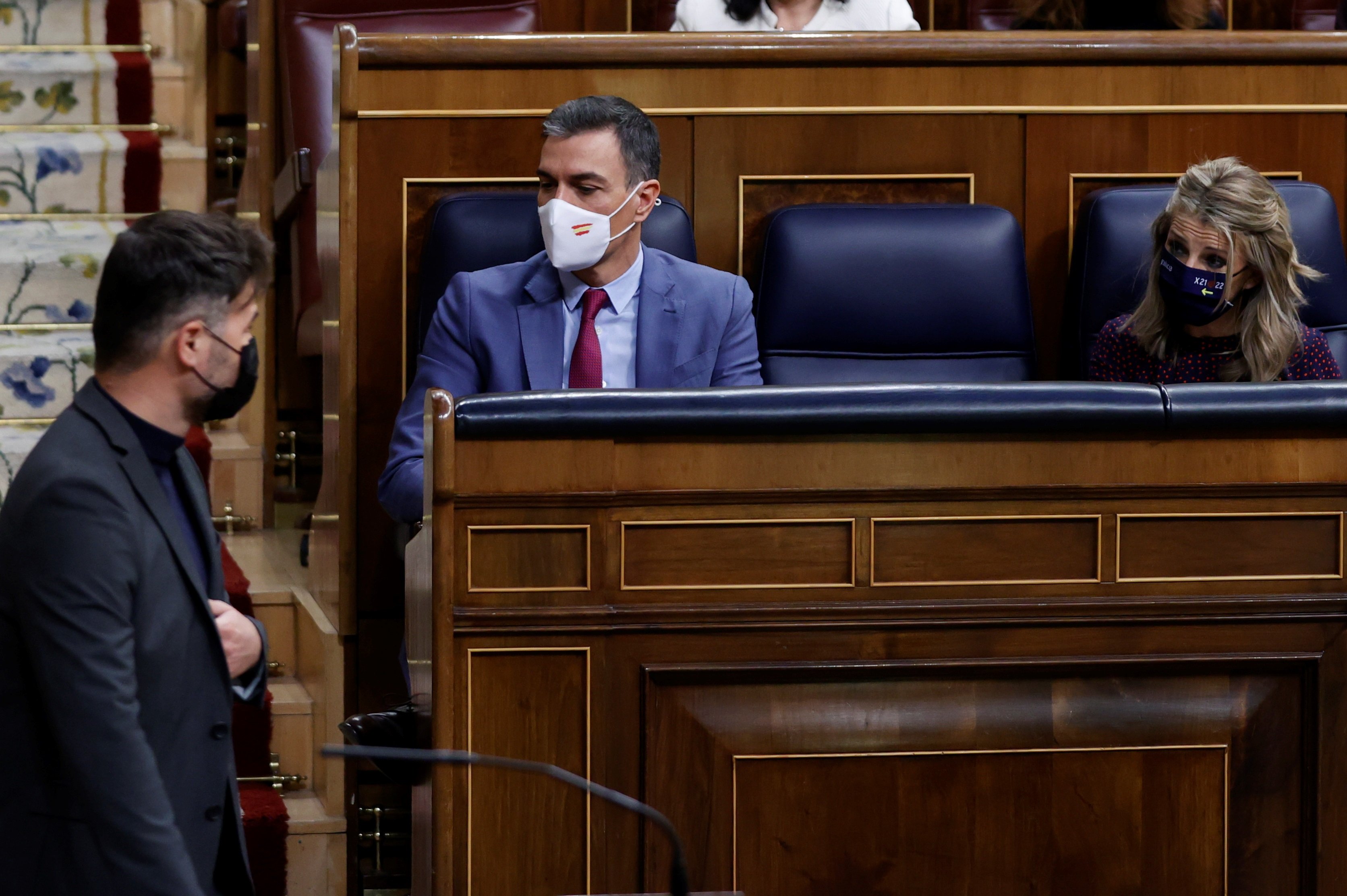 Sánchez ve aprobado el decreto in extremis y por los pelos sin el independentismo