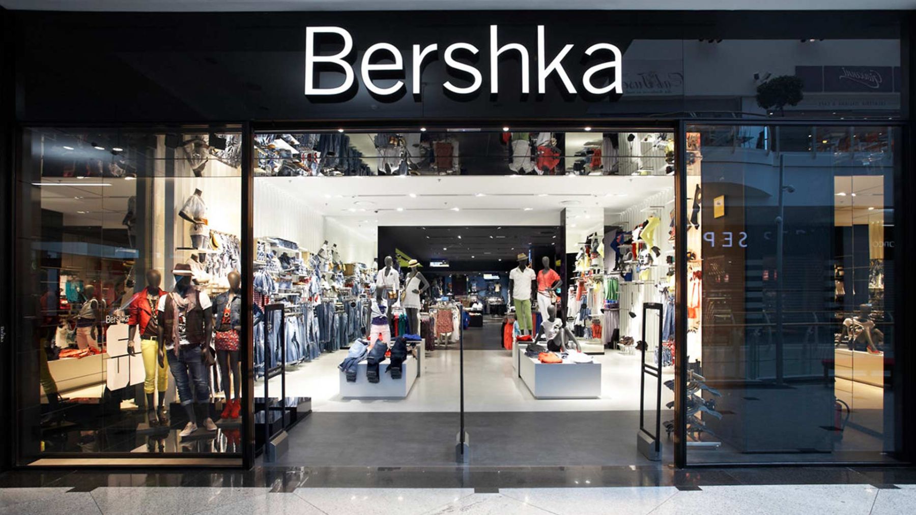De color rosa clar; et tornaràs a enamorar, si no ho estàs, d'aquesta gavardina clàssica de Bershka: 39 euros