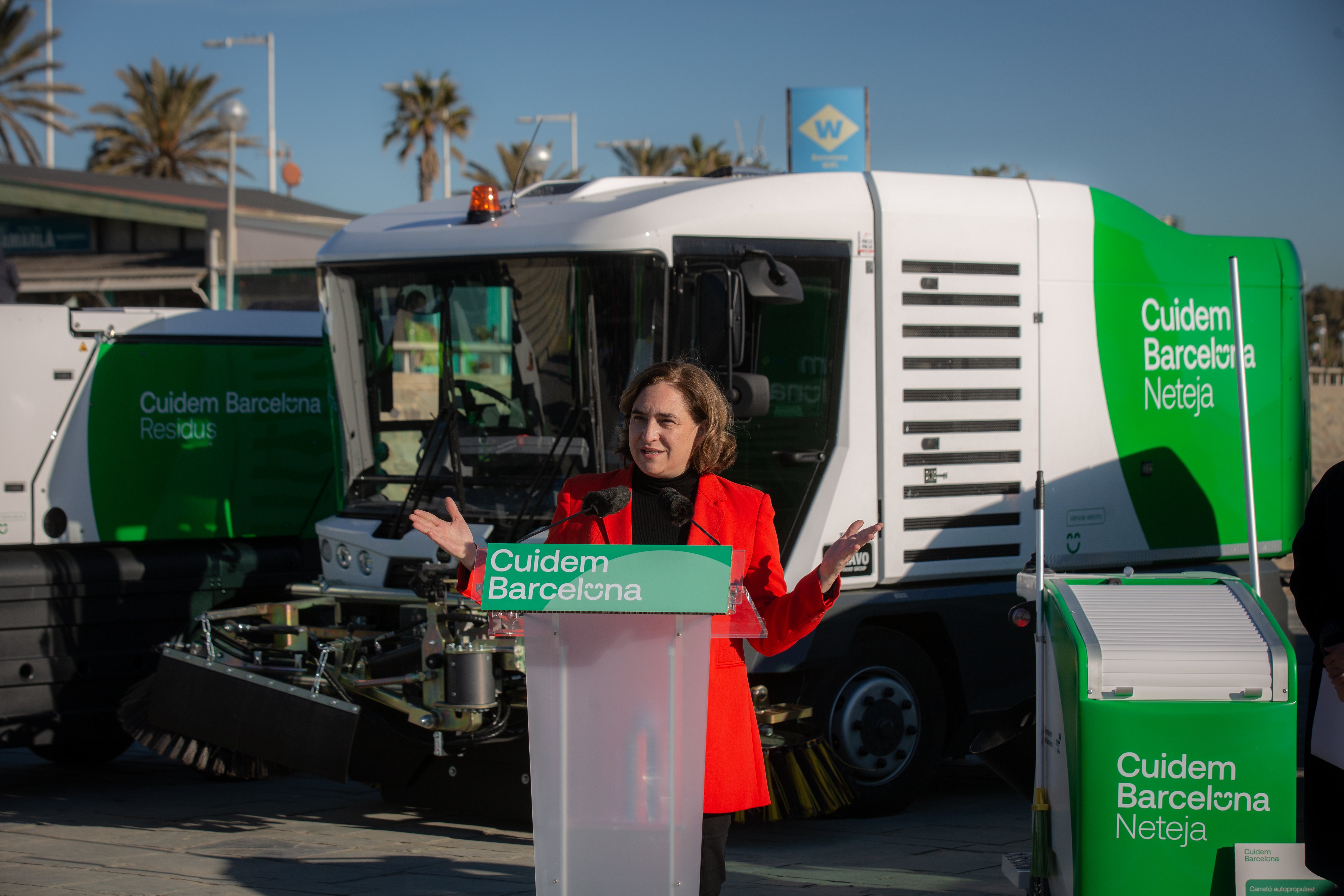 Colau reacciona contra la suciedad con una nueva flota de vehículos de limpieza