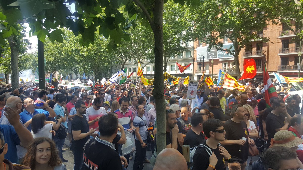 Tracas, petardos y una carga policial, en la manifestación de los taxistas en Madrid