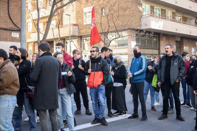 protestas delante de la comisaria de Les Corts - Sergi Alcàzar
