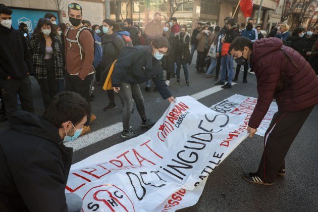 protestas delante de la comisaria de Les Corts colocación pancartas libertad detenidos, prou repressió - Sergi Alcàzar