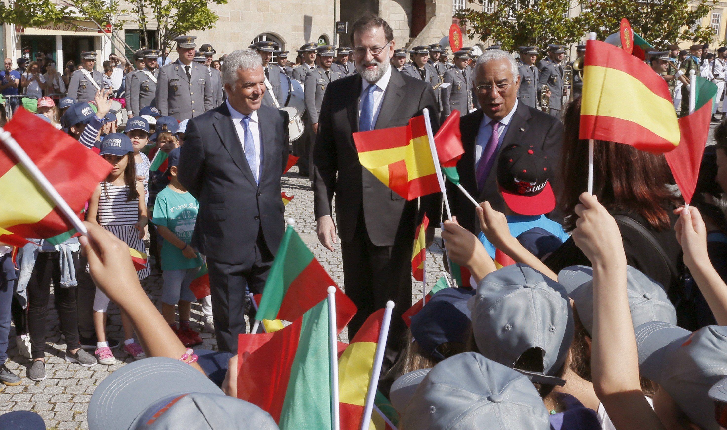 Rajoy s'ha fet un bany de banderes espanyoles... a Portugal