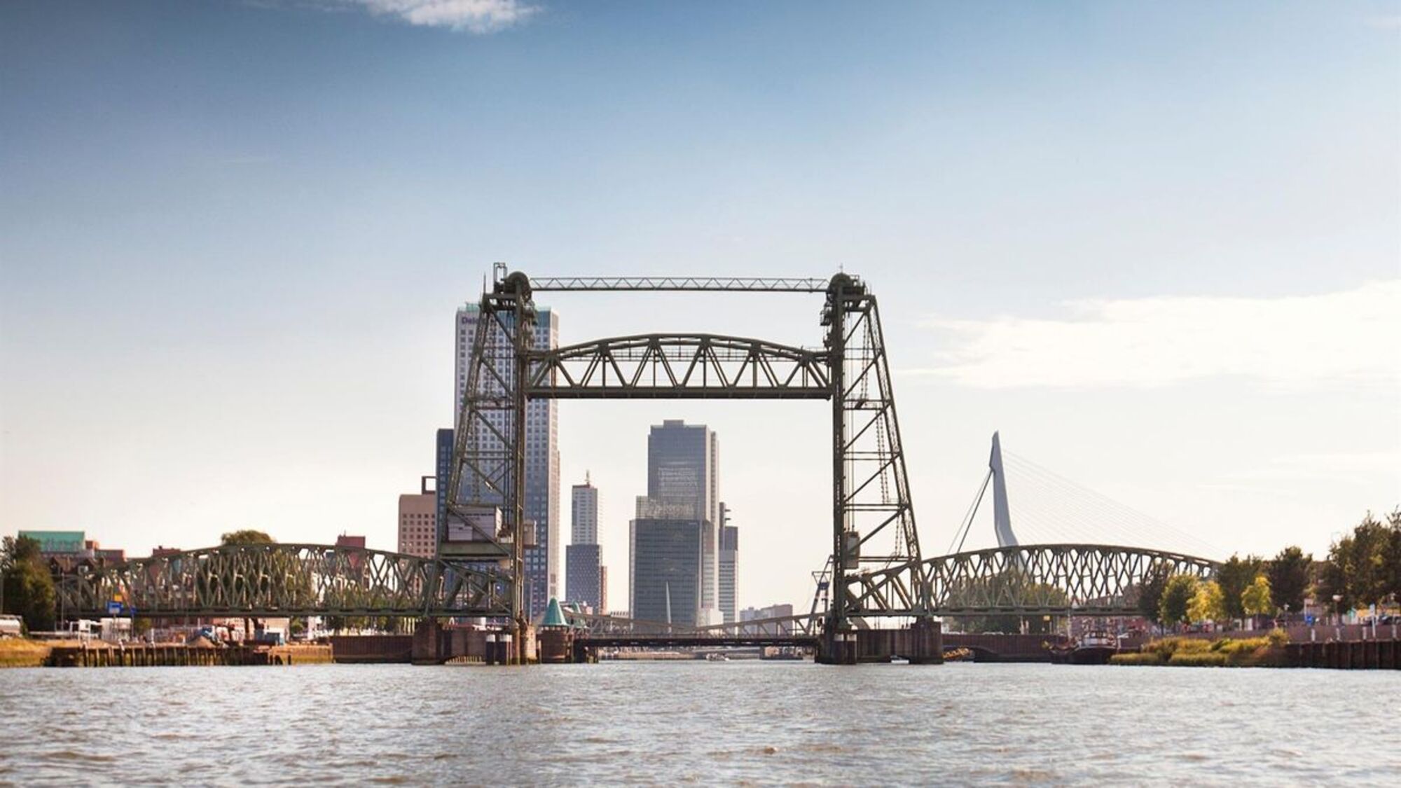 La última de Bezos: Róterdam desmonta un puente para que pueda pasar su yate
