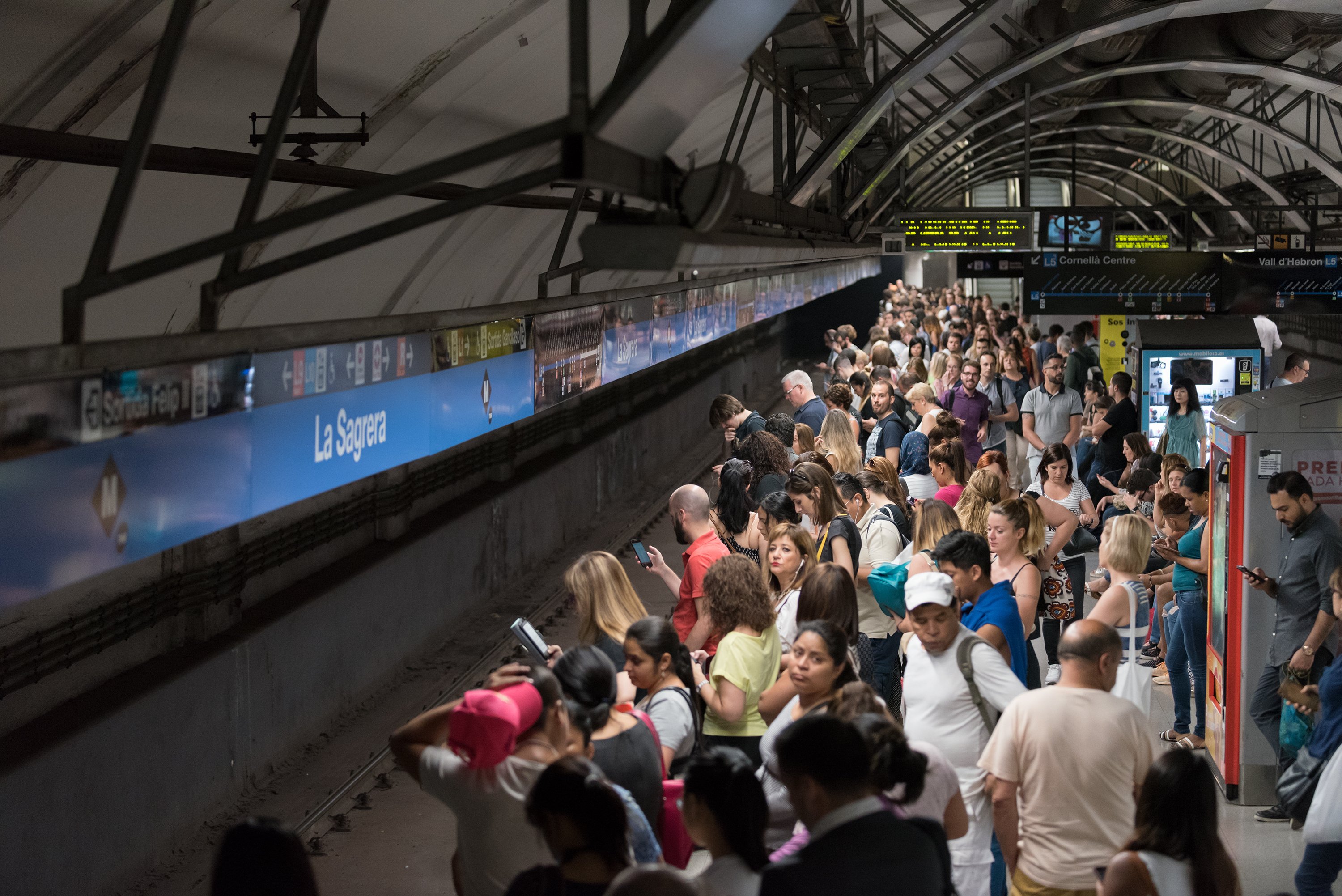 El caos a Rodalies afecta el metro de Barcelona: reoberta l'estació de la Sagrera