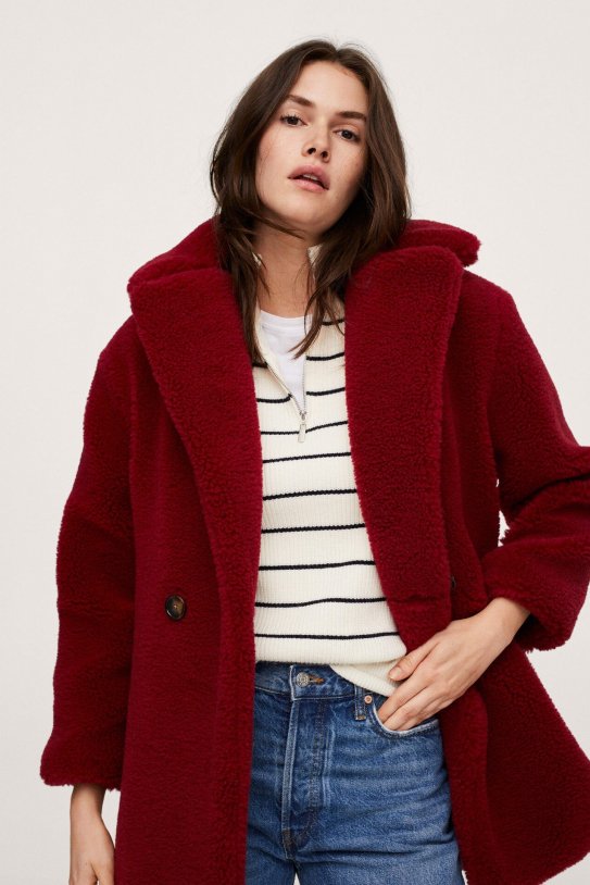 Rebajado, muy Teddy de Mara, así es el rojo de Mango tendencia ahora