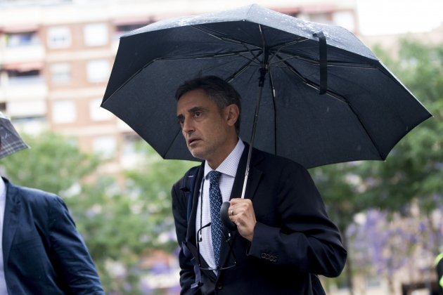 emilio sanchez ulled fiscal paraguas / EFE