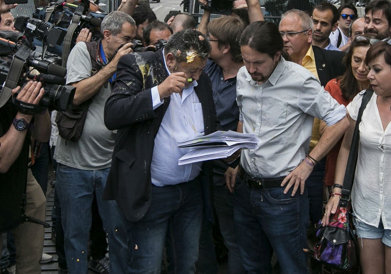 Pablo Iglesias recibe el impacto de un huevo en la concentración de taxistas