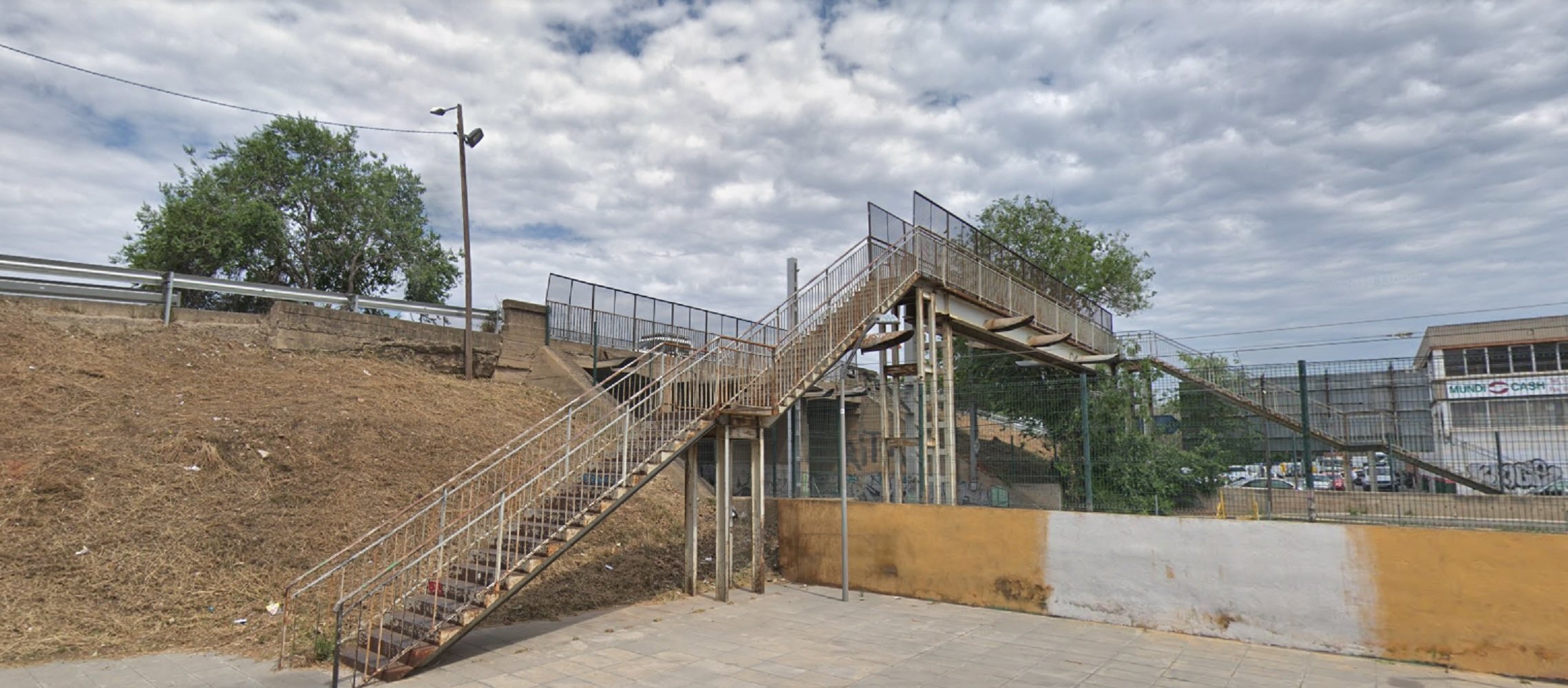 La caduca pasarela sobre el tren de la calle Santander será derribada