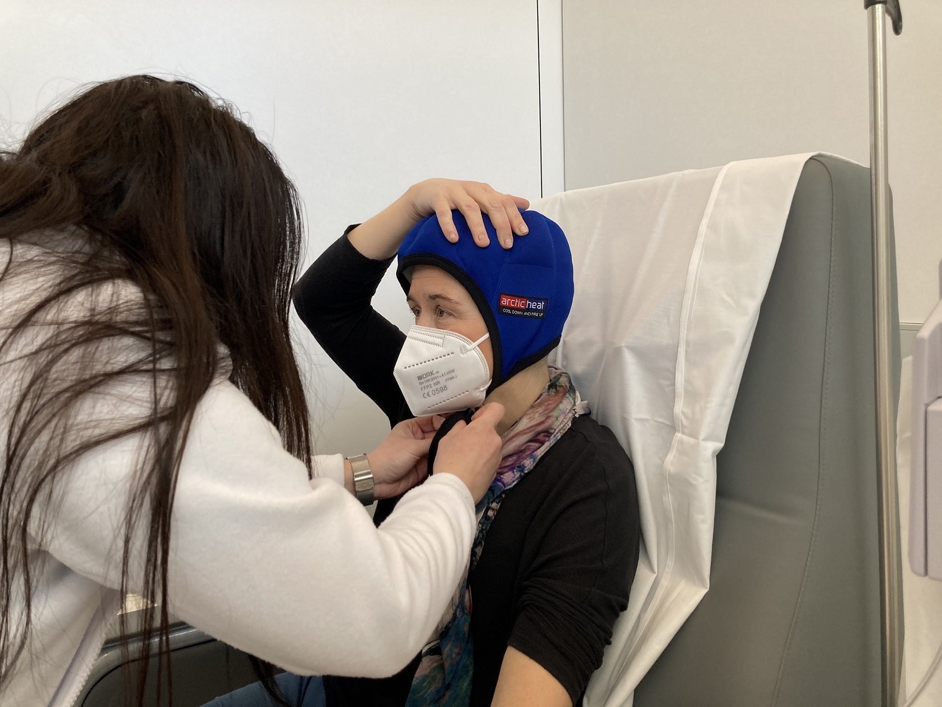 L'Hospital del Mar ofrece gorros que evitan la alopecia por la quimioterapia