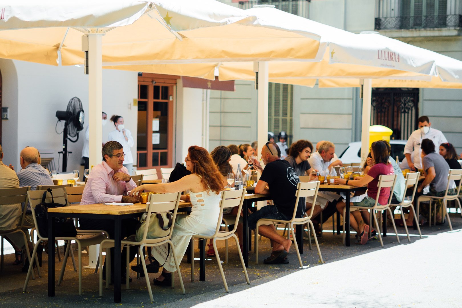 El restaurante la Xarxa reabre en la plaza Molina con una propuesta renovada y la mejor terraza de S. Gervasi