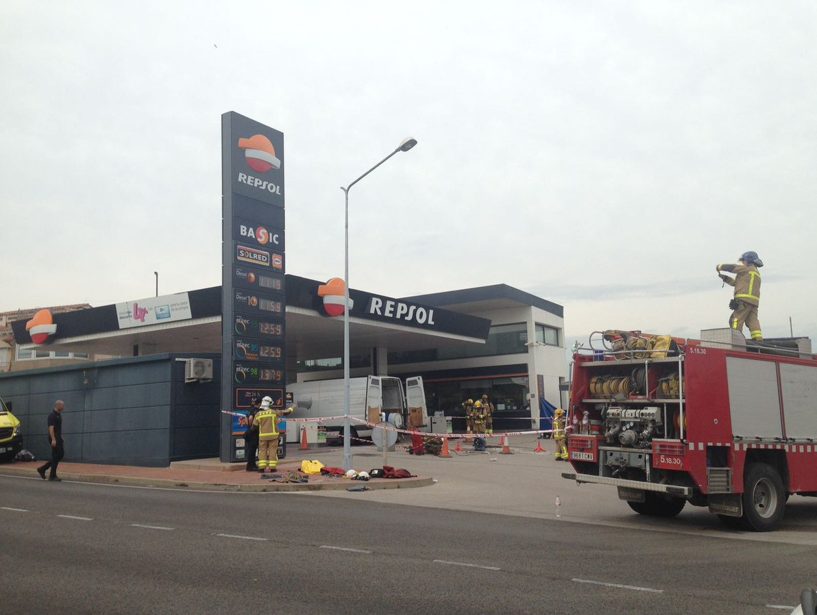 Un mort i un ferit greu en un incendi en una gasolinera de Sant Sadurní d'Anoia