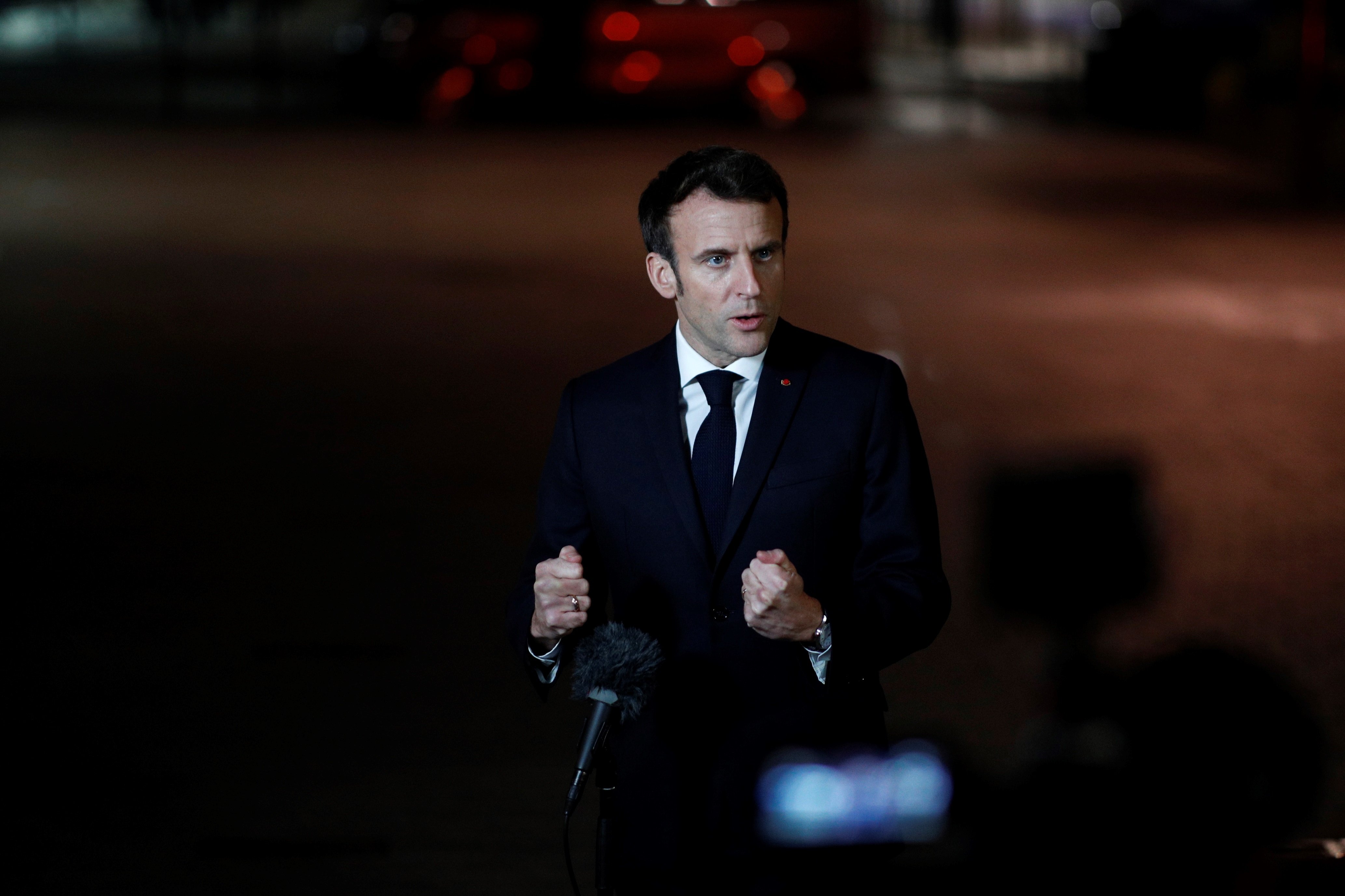 Macron sube el salario mínimo a 1.645 euros, 645 euros más que en España