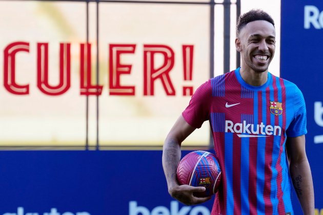 aubameyang sonrie presentacion fc barcelona efe