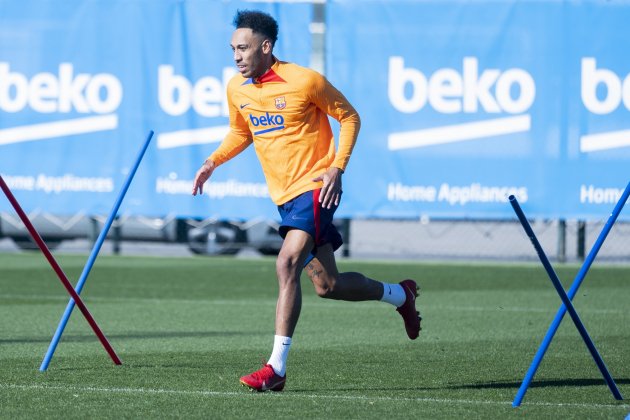 aubameyang entreno fc barcelona europa press