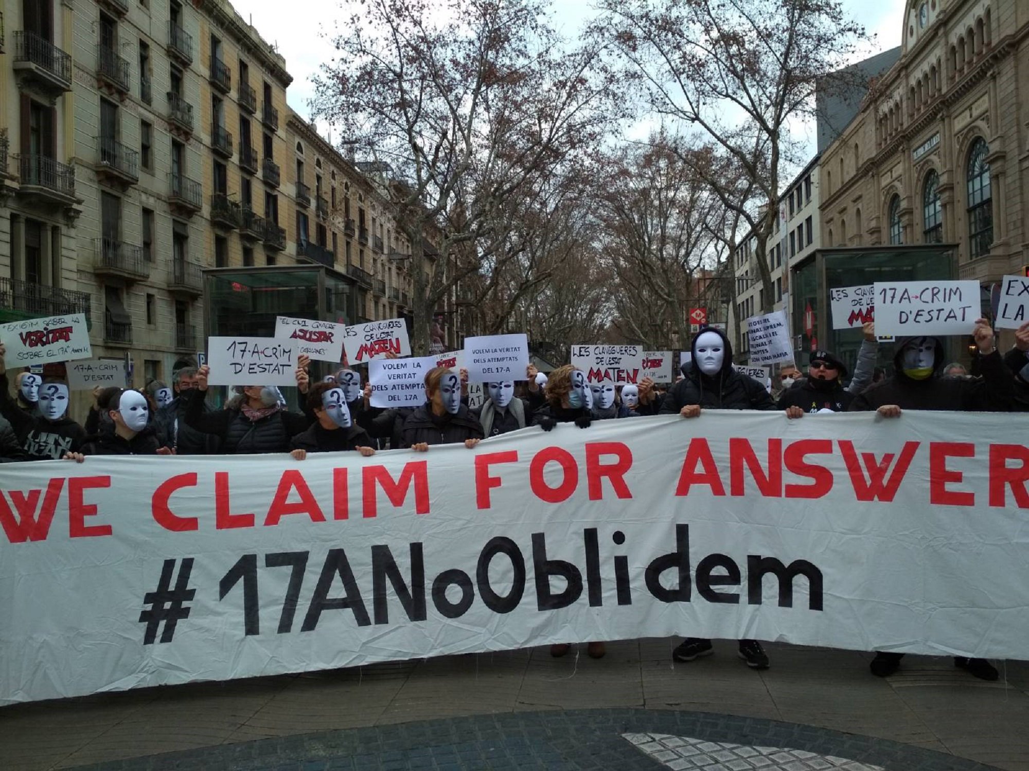 Manifestació per l'atemptat a la Rambla: "Volem saber la veritat"