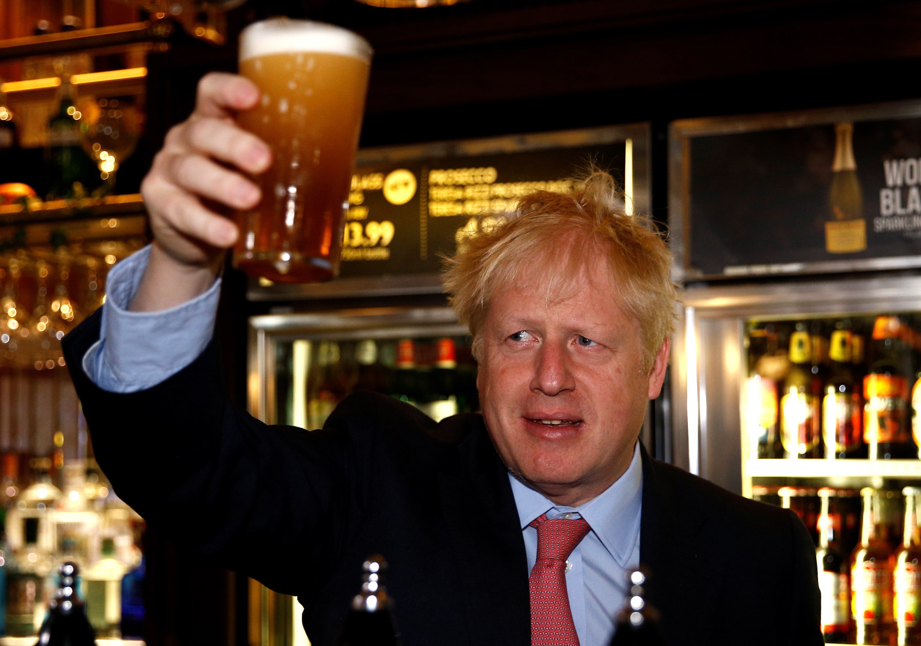 Boris Johnson bevia cervesa catalana als 'parties'