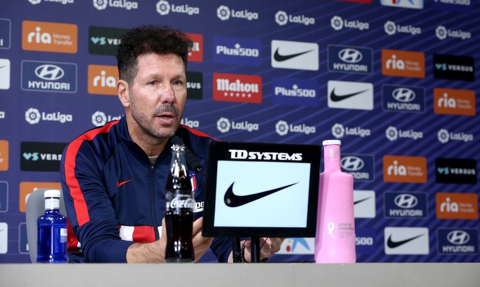 Simeone se dirige a Xavi: "Cuando uno convivió en su vida con una única situación, no entiende otras"