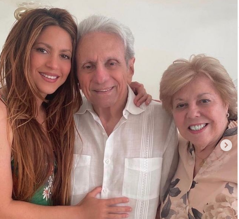 Shakira cono sus padres @shakira