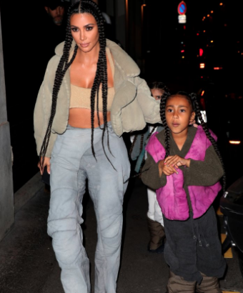 Kim Kardashian y su hija/ Agencia