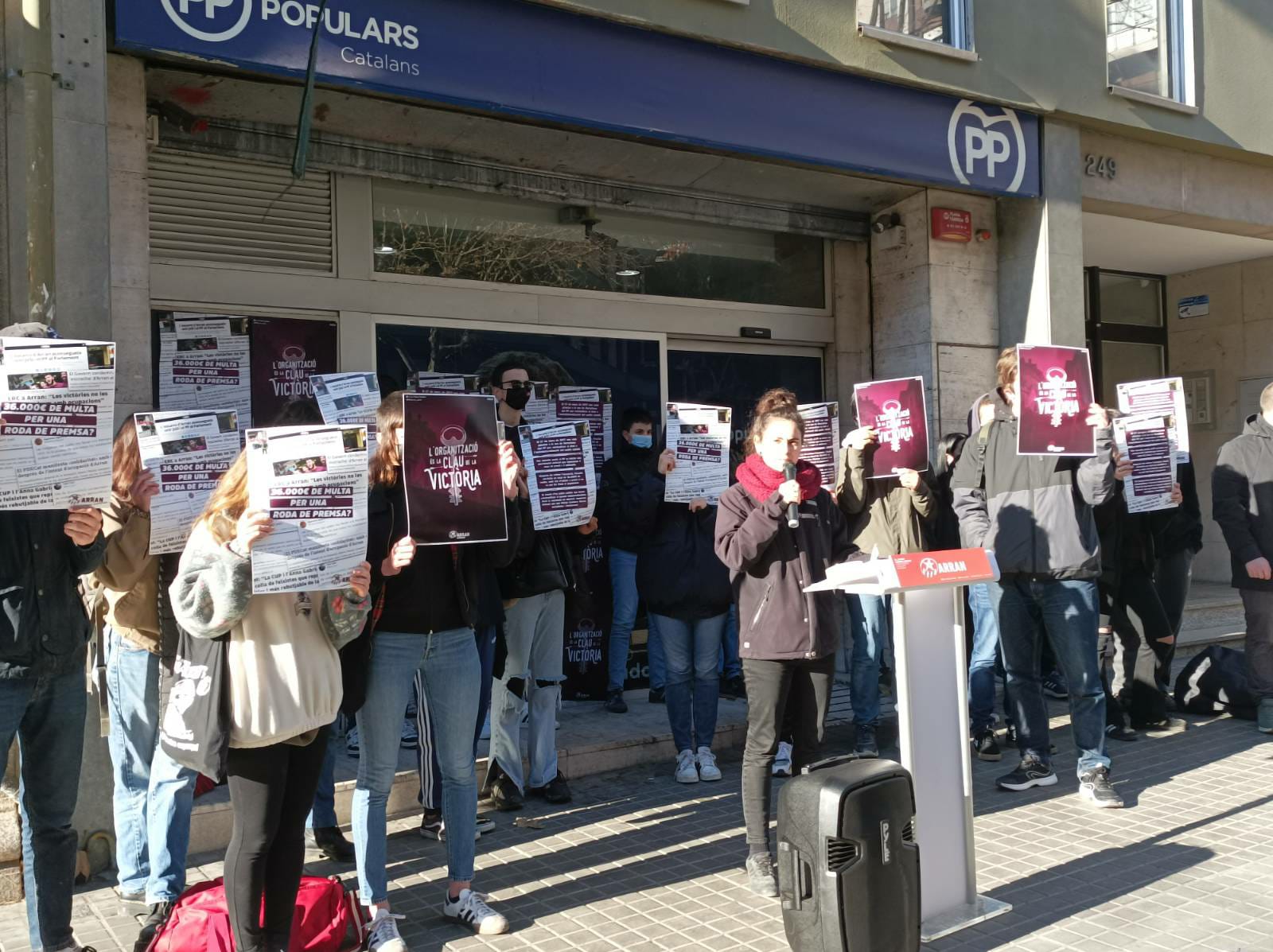 Protesta de Arran delante de la sede del PP para defender a seis militantes encausados