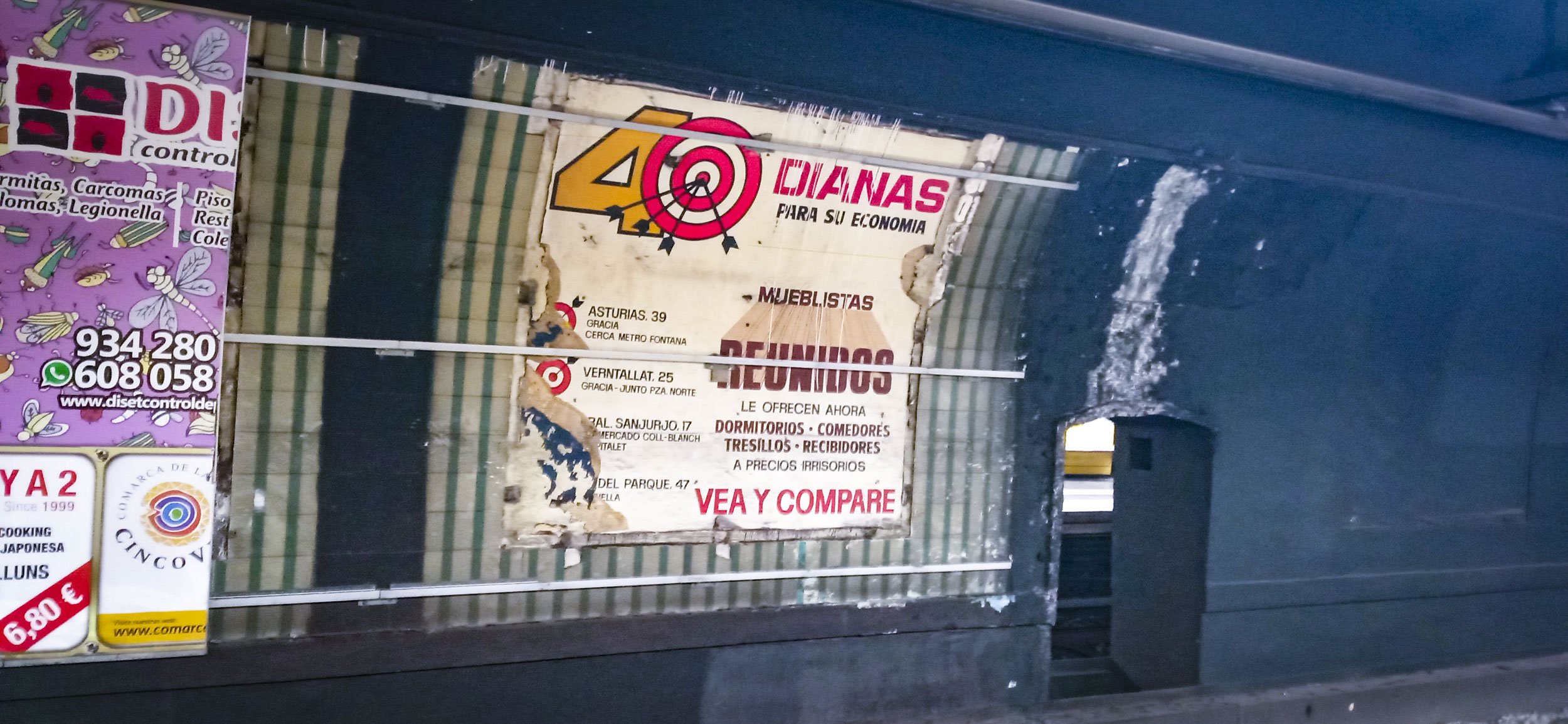 Sorpresa al retirar un plafón publicitario en la estación de Metro de Jaume I