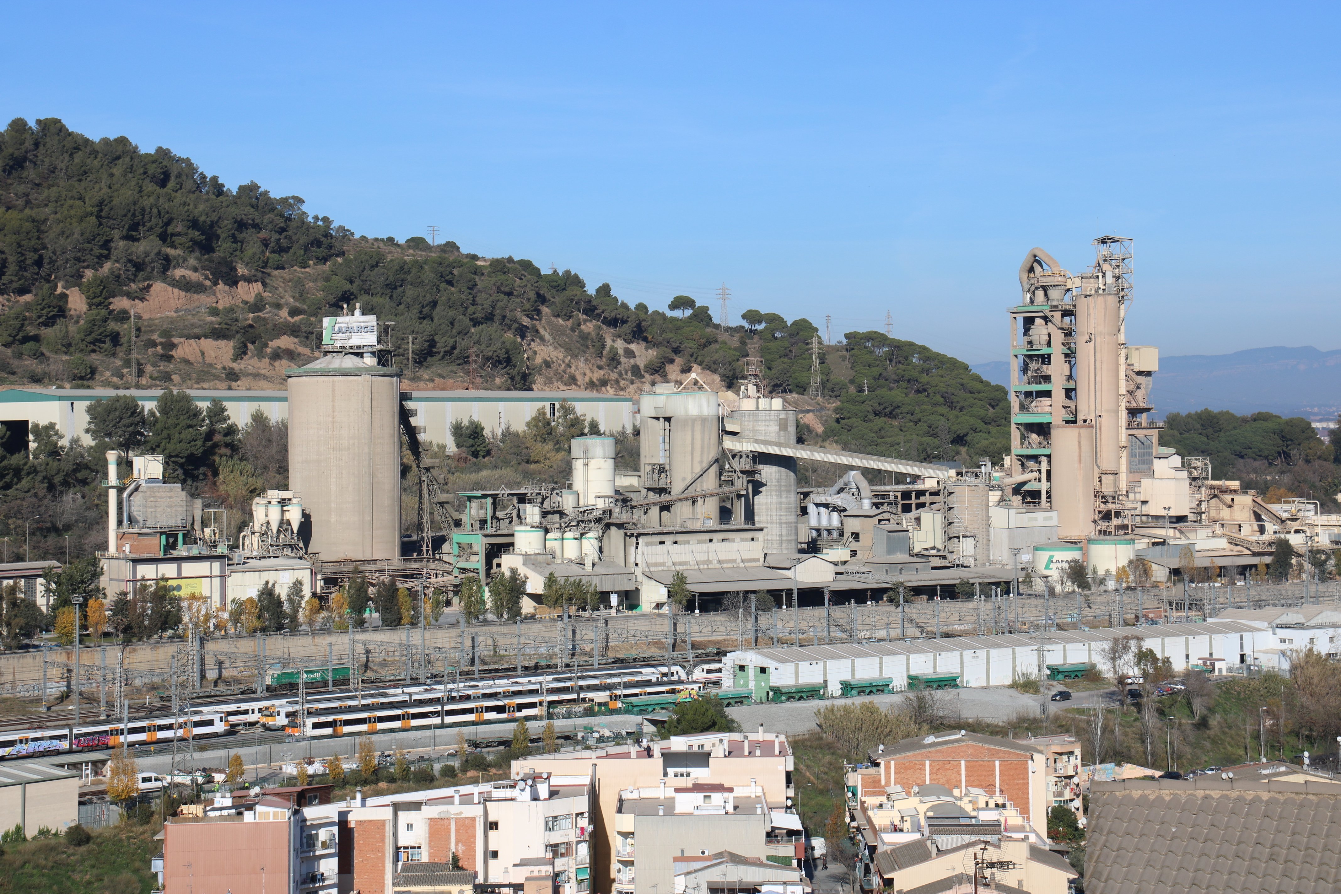 El TSJC ordena a preparar el cierre de la cementera de Lafarge, en Montcada