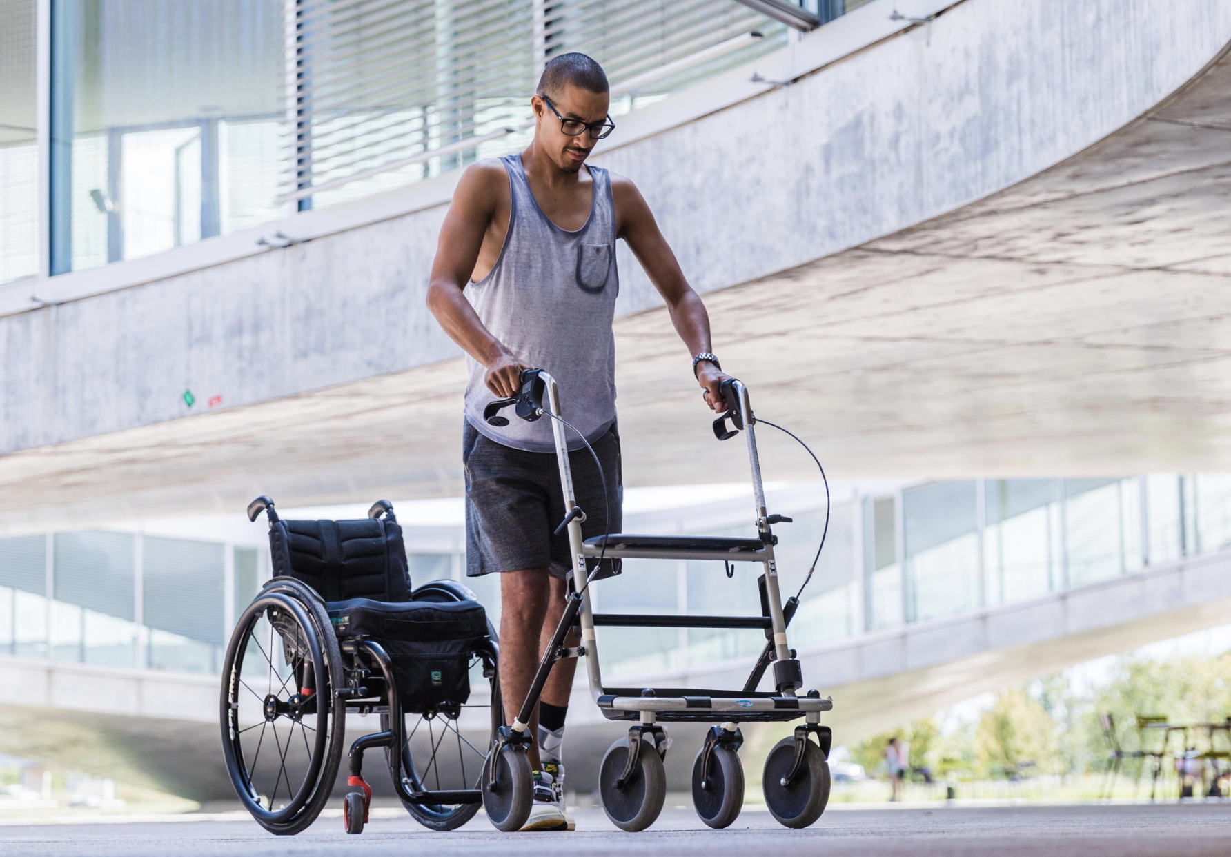 Tres paraplègics tornen a caminar gràcies a un implant electrònic