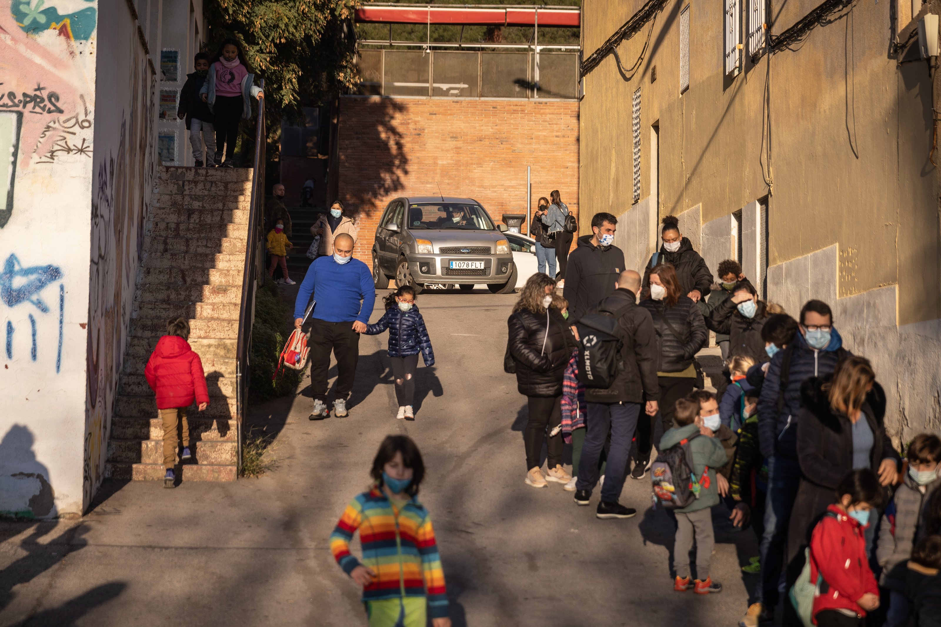 Absurdo en el Guinardó: hacer cola para entrar al colegio en una zona de aparcamiento