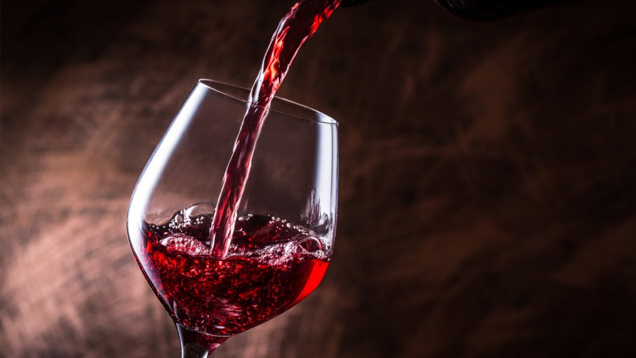 La copa de vi diària, el perill que amaga un consum habitual