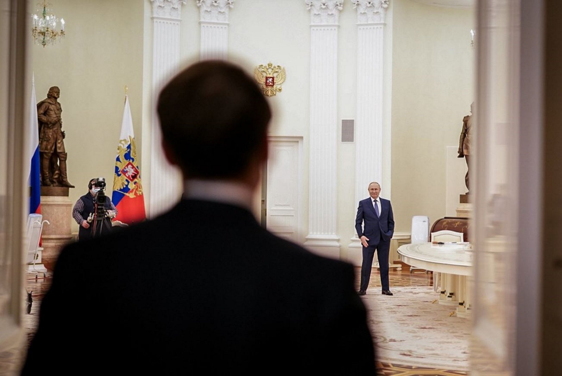 Reuters califica de "alto riesgo" el viaje diplomático de Macron a Moscú