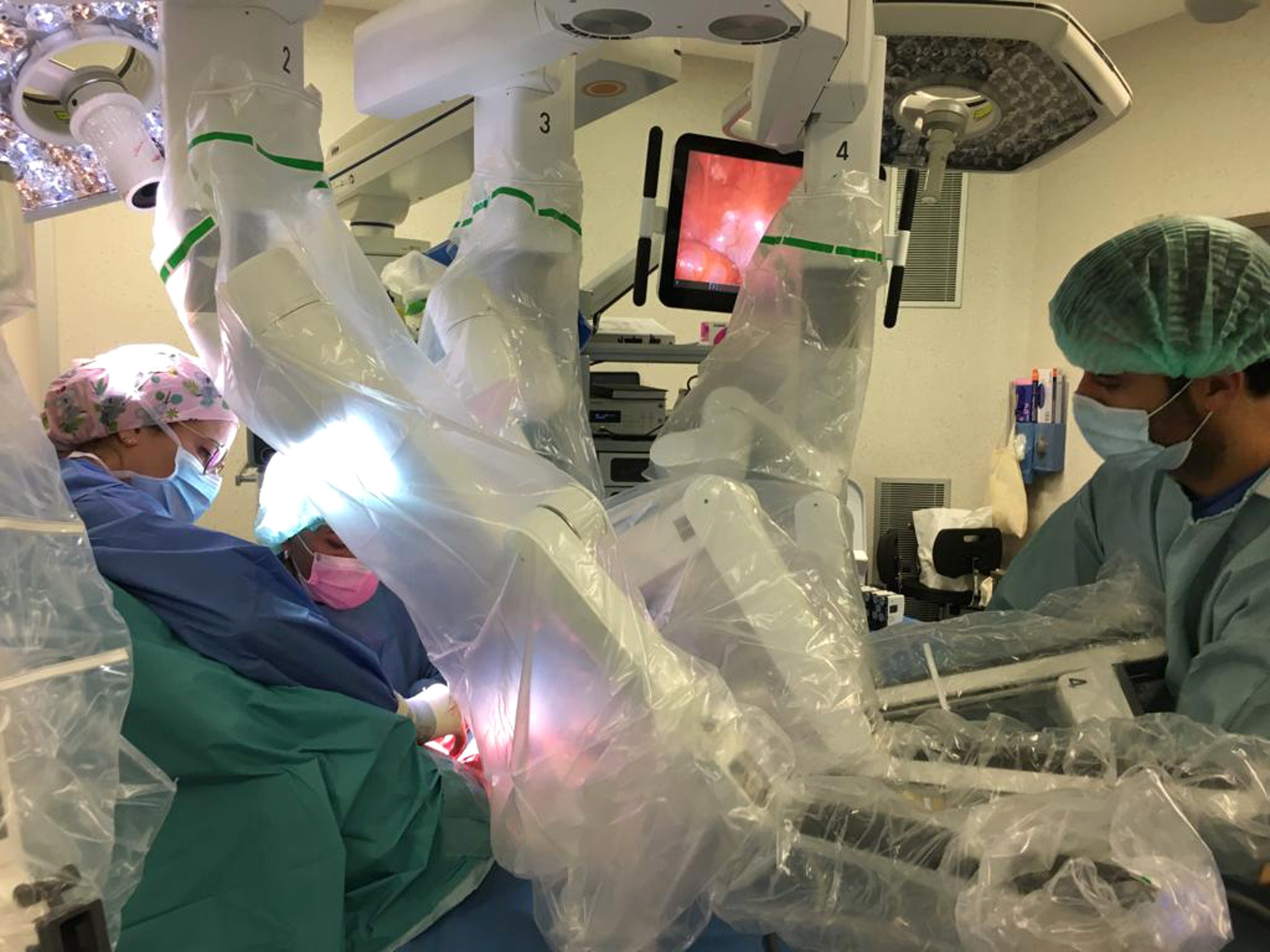 Bellvitge hace la primera cirugía de reasignación de género robótica en Europa