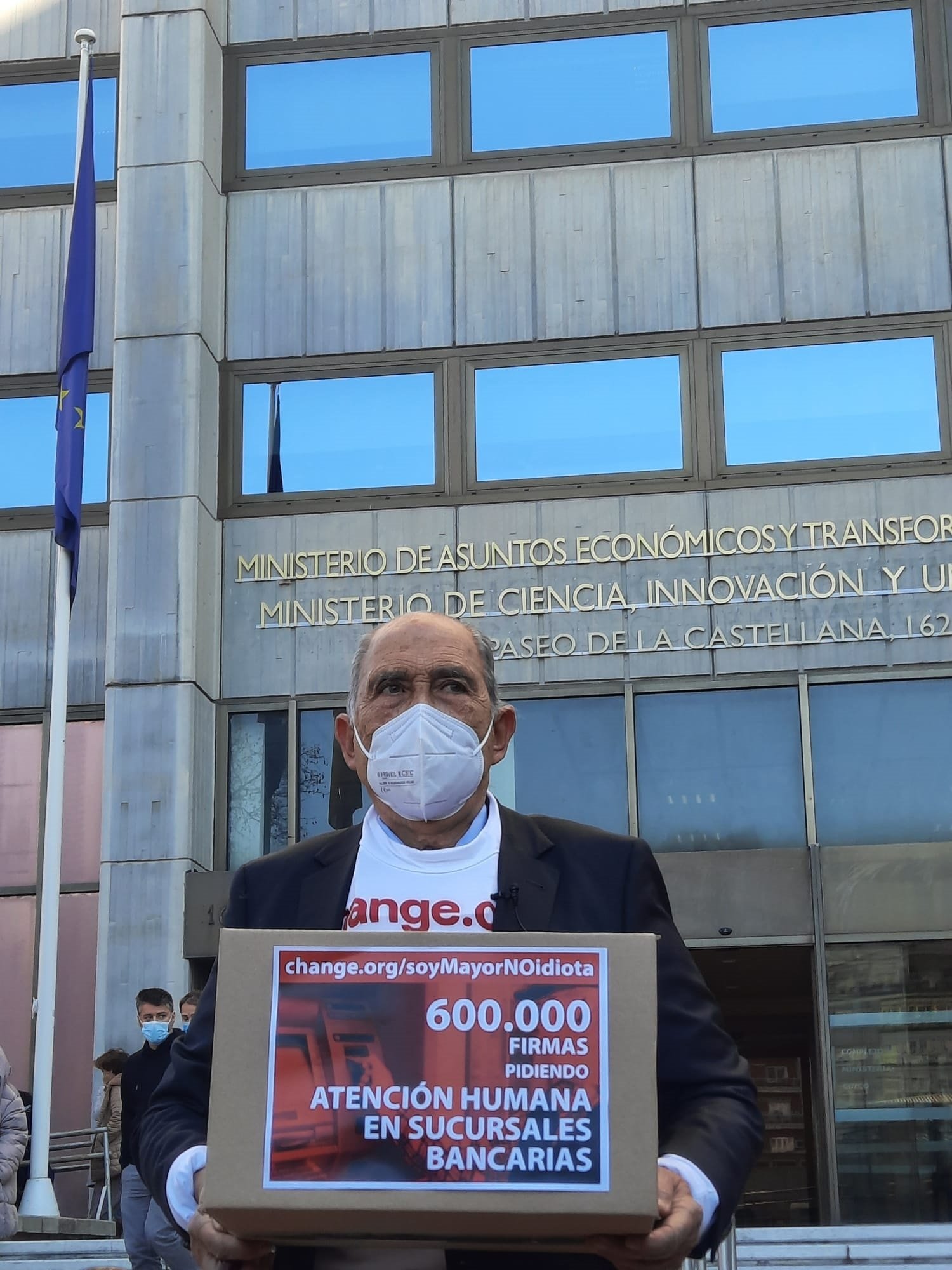 'Soc gran, no idiota' recull 600.000 firmes per un tracte més humà dels bancs