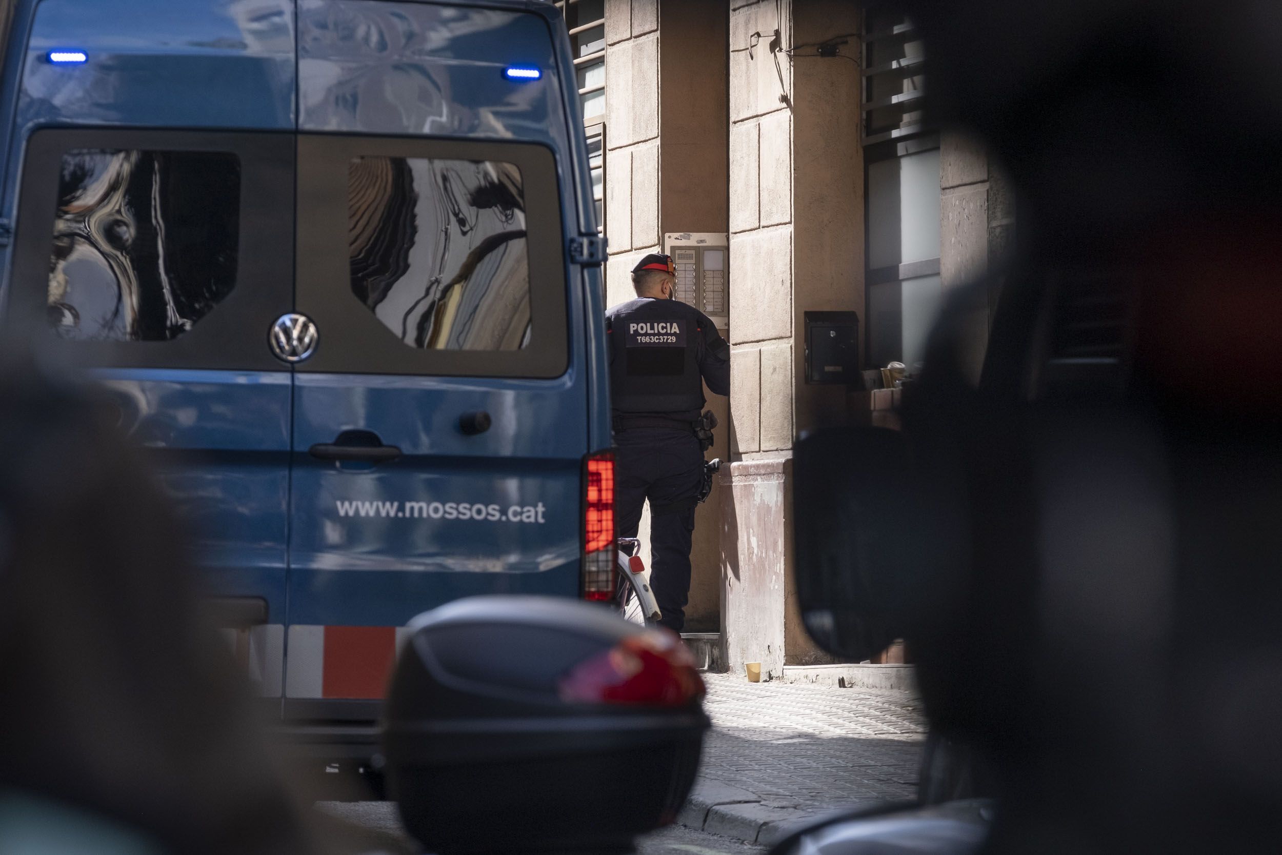 Los antidisturbios del ARRO de los Mossos estrenan nuevos identificadores en casco y chalecos