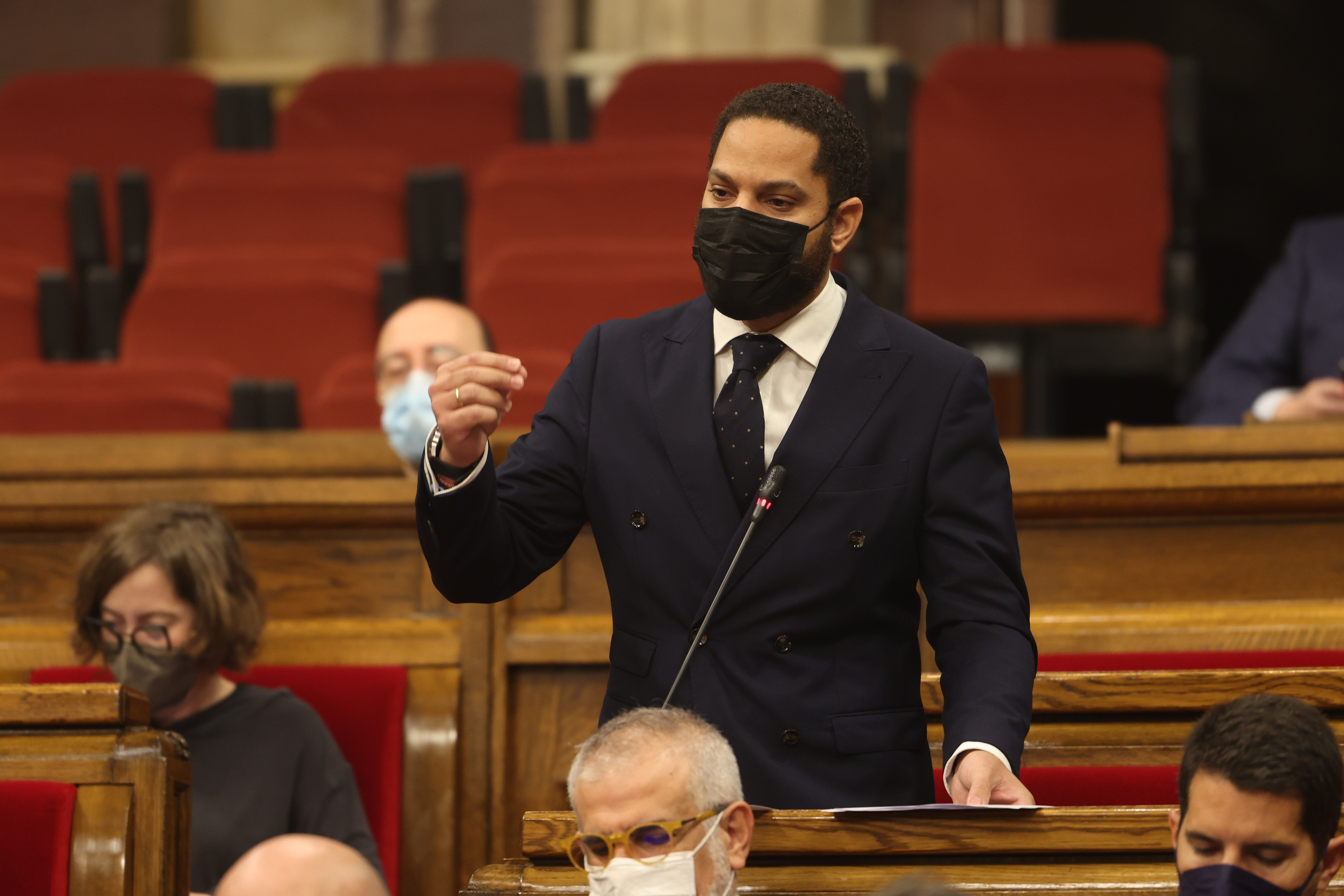 Tensión en el Parlament después de que un diputado de Vox insultase a Aragonès