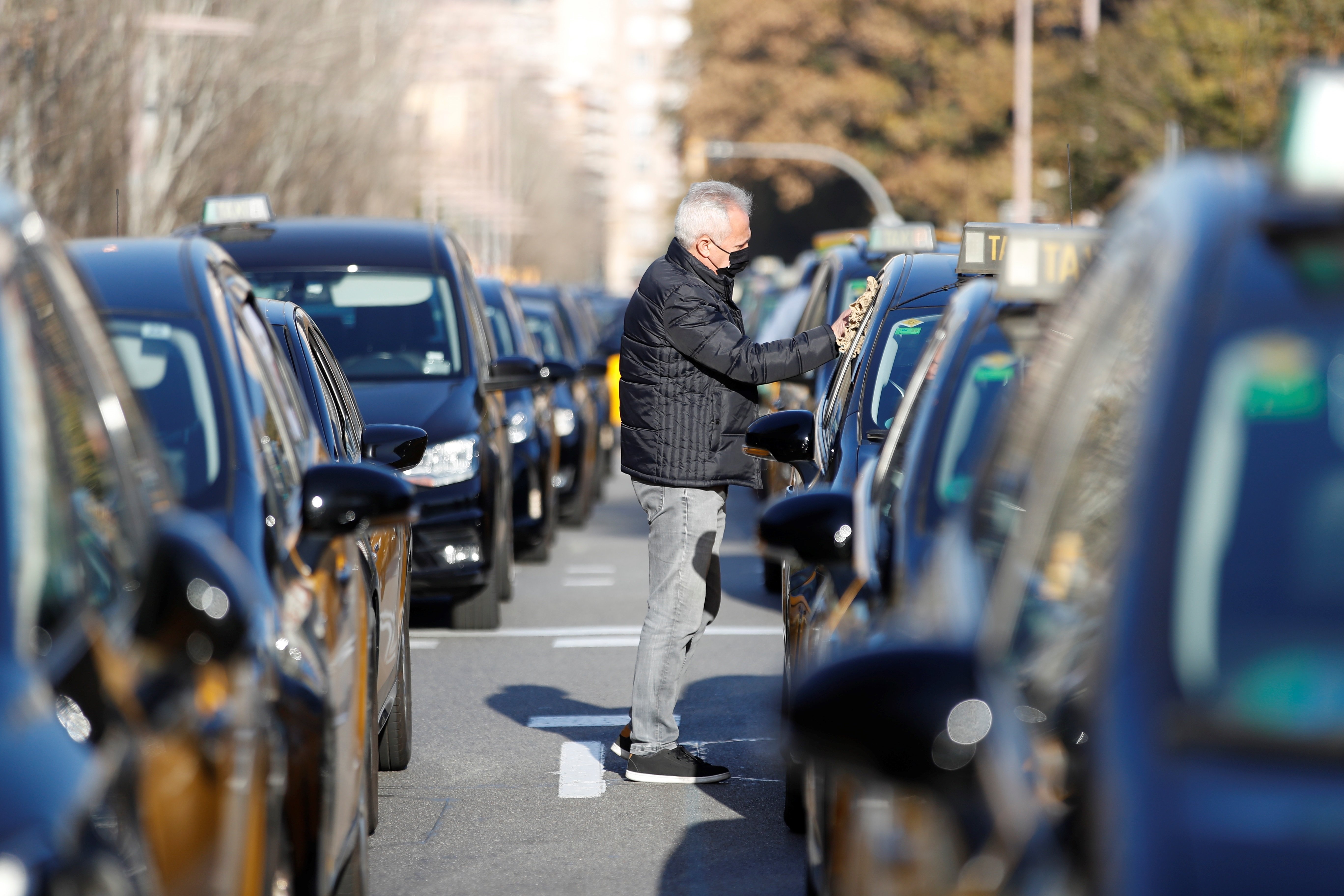 Los taxistas denuncian que la administración beneficia a Uber