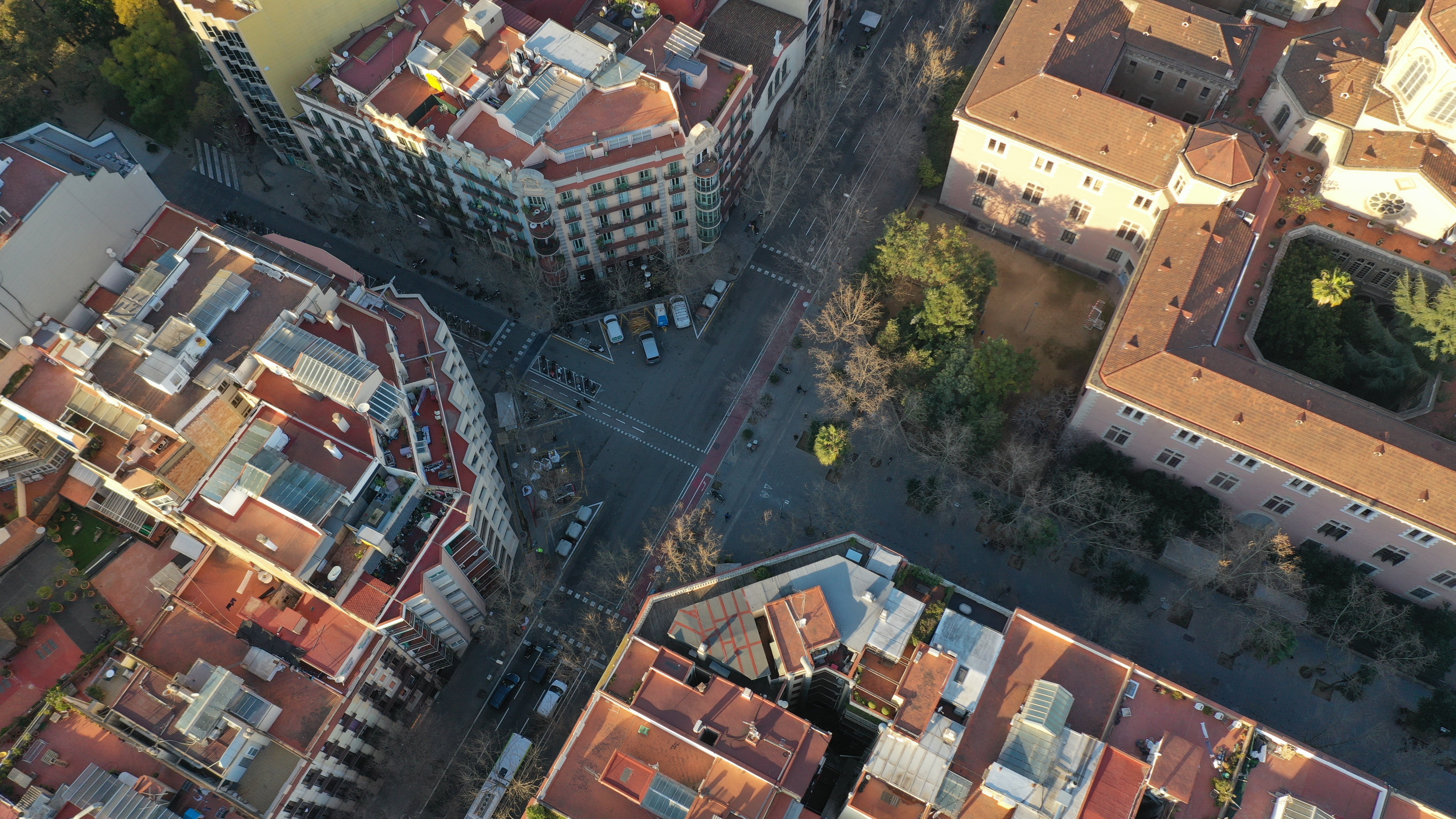 S'avança una hora el tancament de les terrasses de Barcelona del carrer Enric Granados