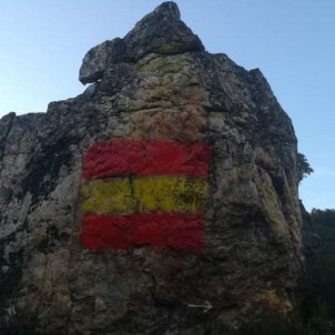 Bandera española sobre pinturas rupestres  - @Saltalomas