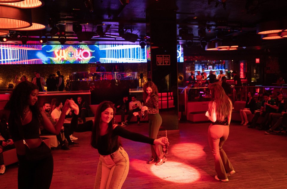 EuropaPress  grupo personas bailan discoteca 10 febrero 2022 barcelona cataluna reapertura discotecas, ocio nocturno, shoko, pista de baile